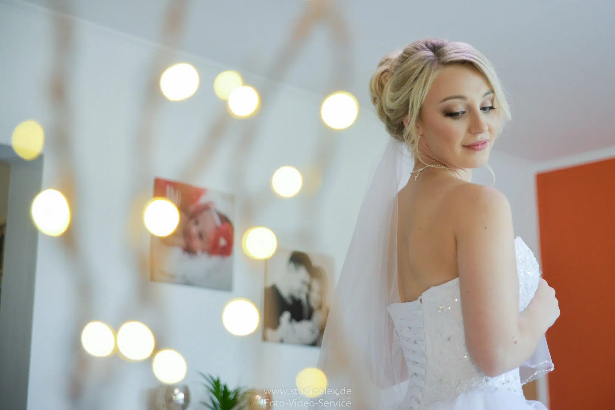 Braut in weißem Hochzeitskleid macht sich fertig - Fotografie Studio Alex in Regensburg
