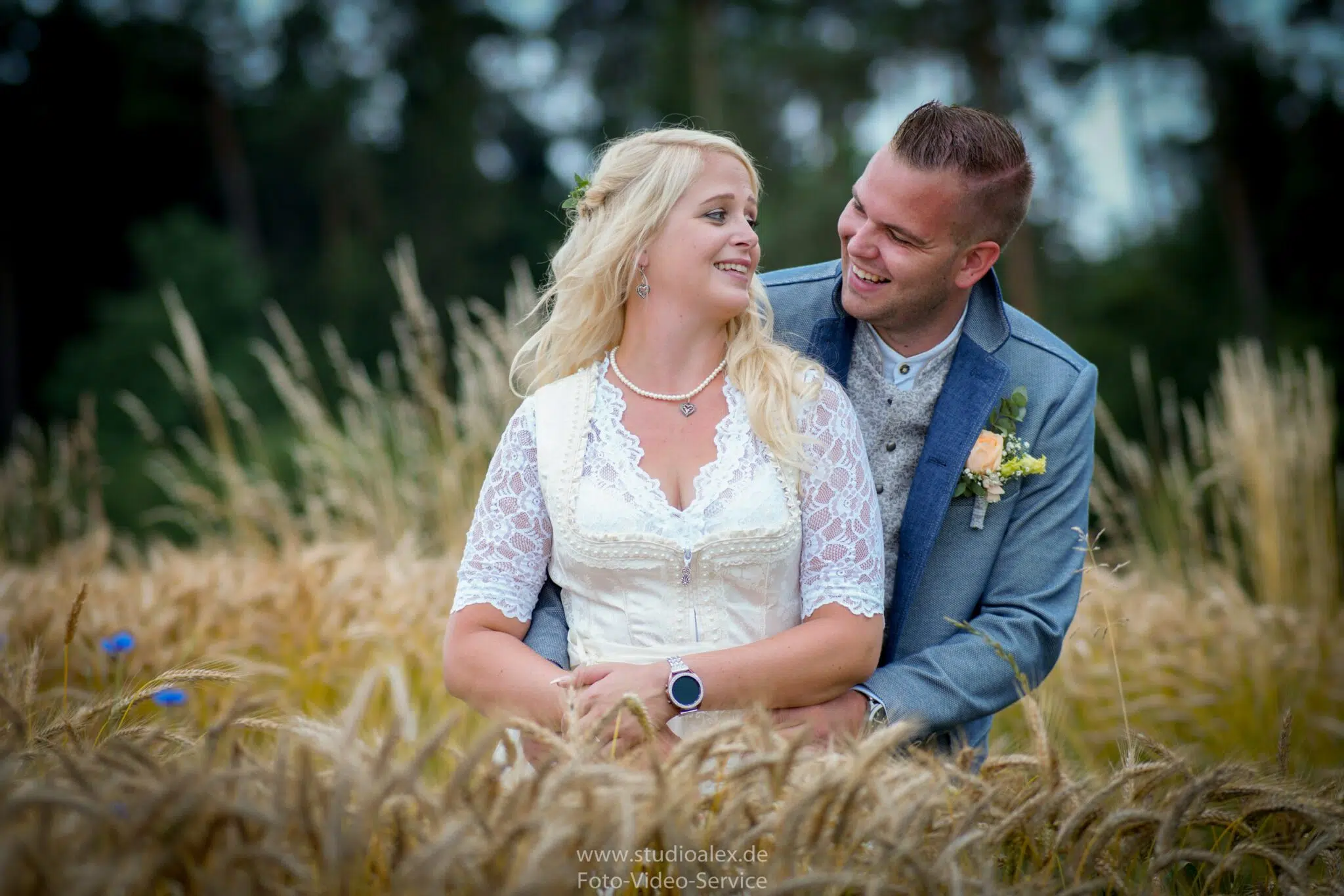 Emotionales Hochzeitsfoto im Feld in Amberg - Studio Alex