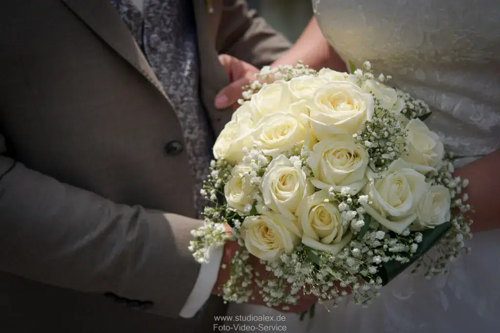 Detailaufnahme vom Blumenstrauß den Braut und Bräutigam in den Händen halten - Hochzeitsfotografie Amberg