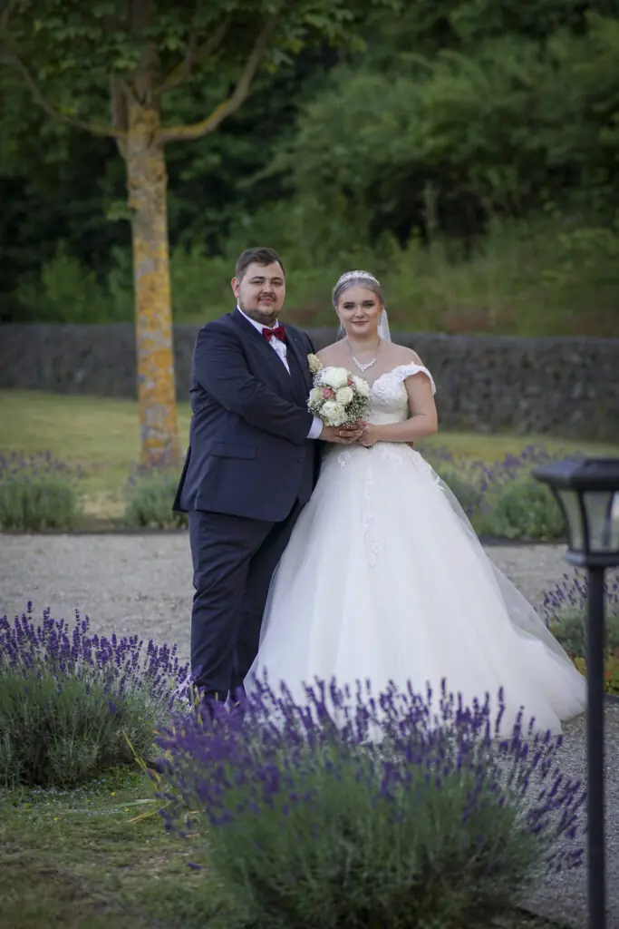 Brautpaar im bayrischen Garten - Hochzeitsfotografie Alex