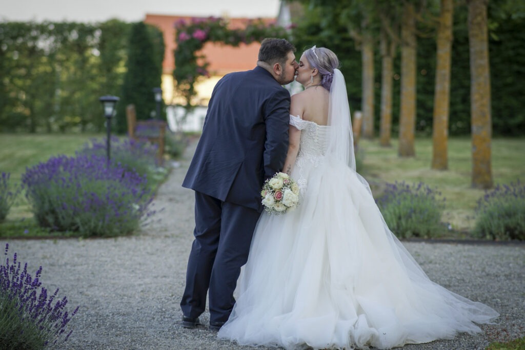 Brautpaar küsst sich - Hochzeitsfotografie Bayern
