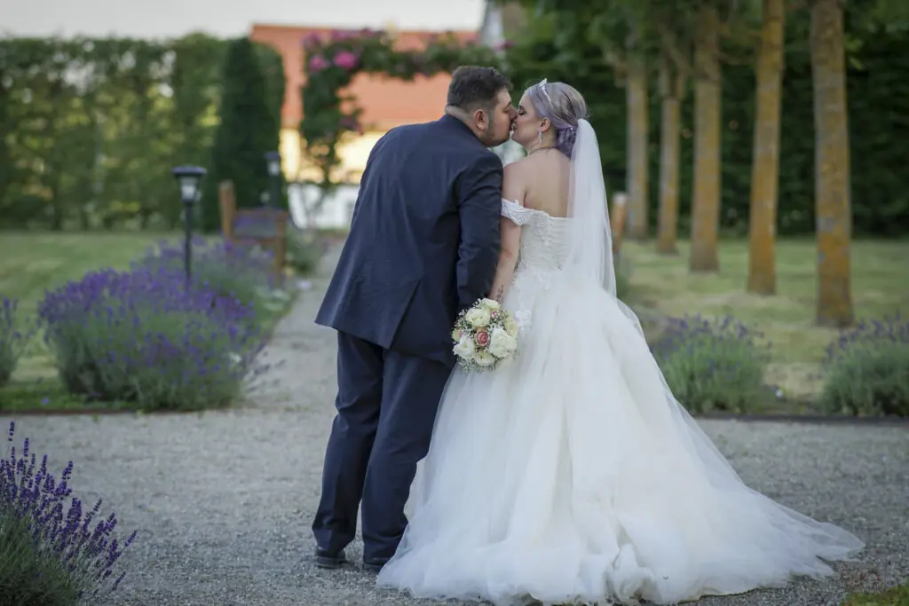 Brautpaar küsst sich - Hochzeitsfotografie Bayern