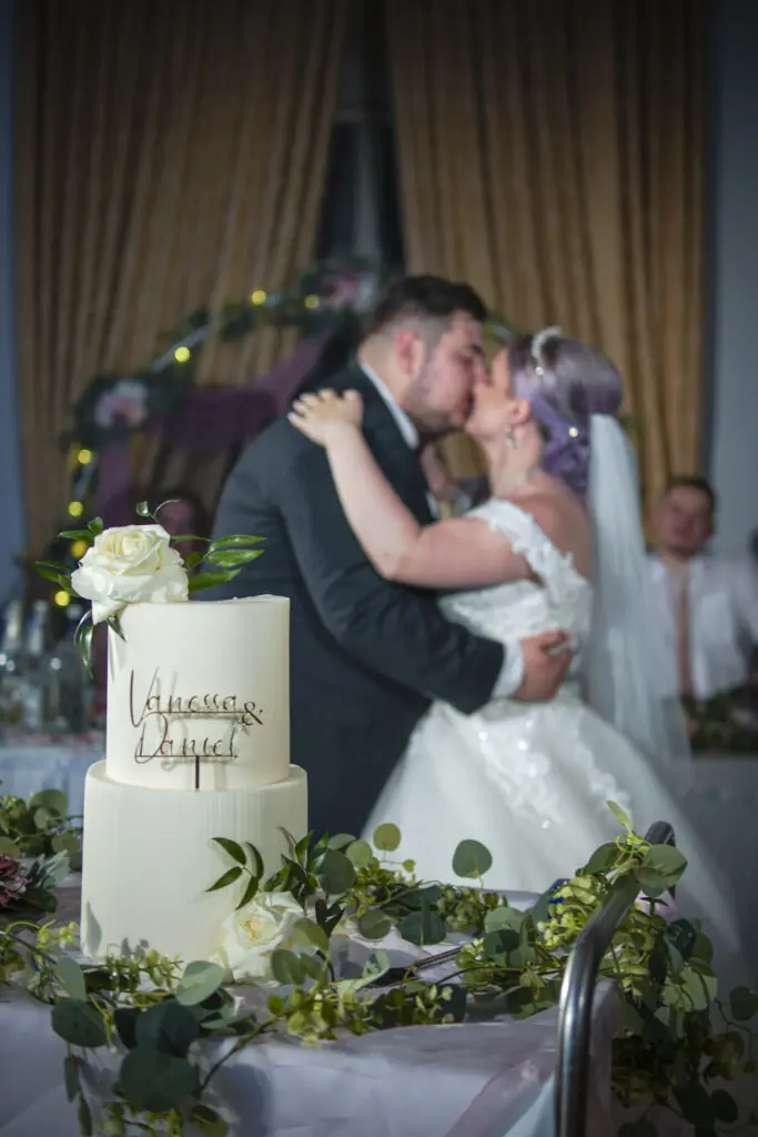 Brautpaar küsst sich auf ihrer Hochzeit in Bayern - Hochzeitfotos Studio Alex