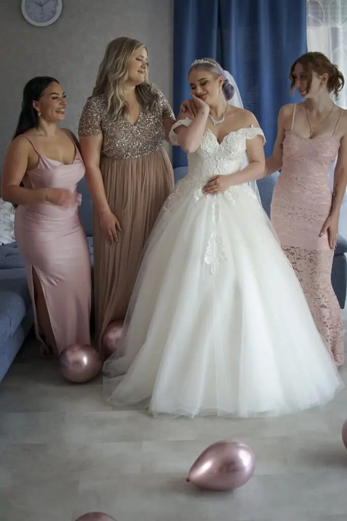 Die Braut mit ihren besten Freudinnen - Hochzeitsfotografie am Bodensee