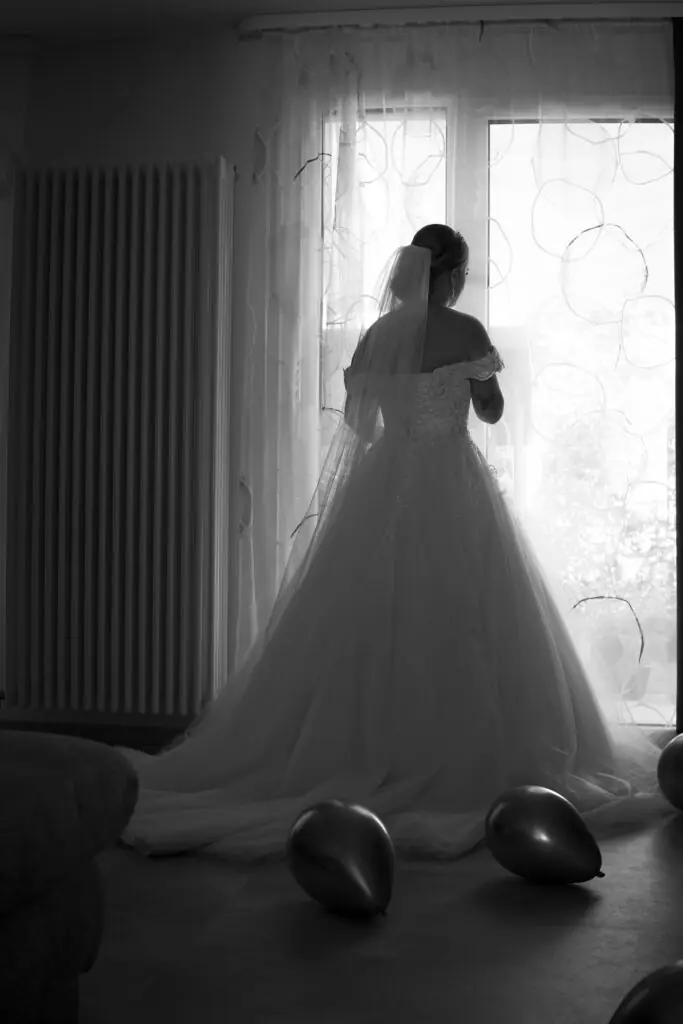 Braut in wunderschönem weißen Kleid im Haus am Bodensee - Hochzeitsfotografie Studio Alex