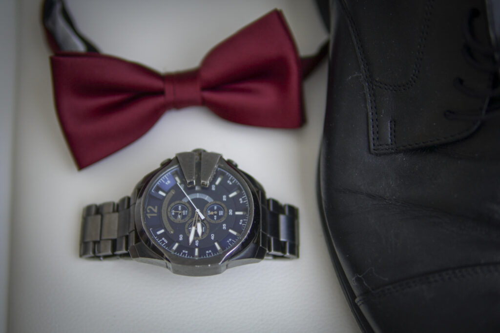 Detailaufnahme von einer Uhr, einer Fliege und den Schuhen des Bräutigams - Hochzeitsfotografie am Bodensee