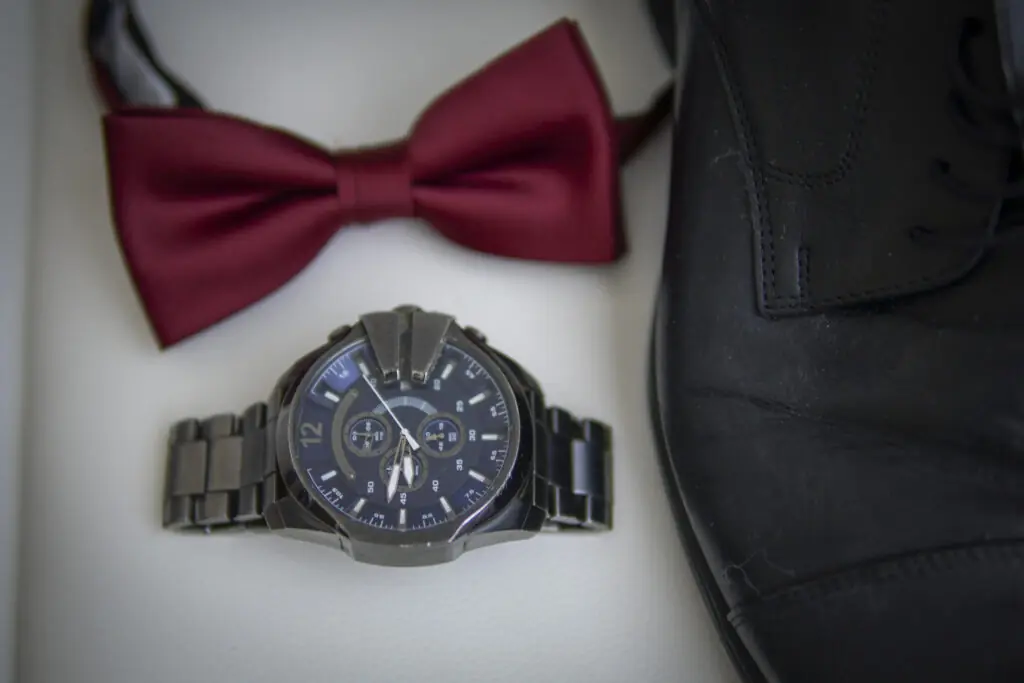 Detailaufnahme von einer Uhr, einer Fliege und den Schuhen des Bräutigams - Hochzeitsfotografie am Bodensee
