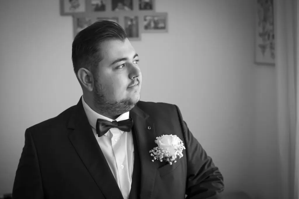 Emotionales Schwarz Weiß Bild vom Bräutigam am warten - Studio Alex Fotografie
