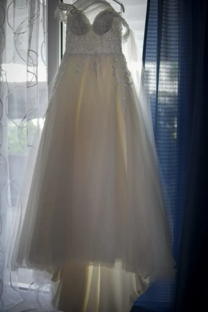 Wunderschönes weißes Brautkleid - Hochzeitsfoto Studio Alex