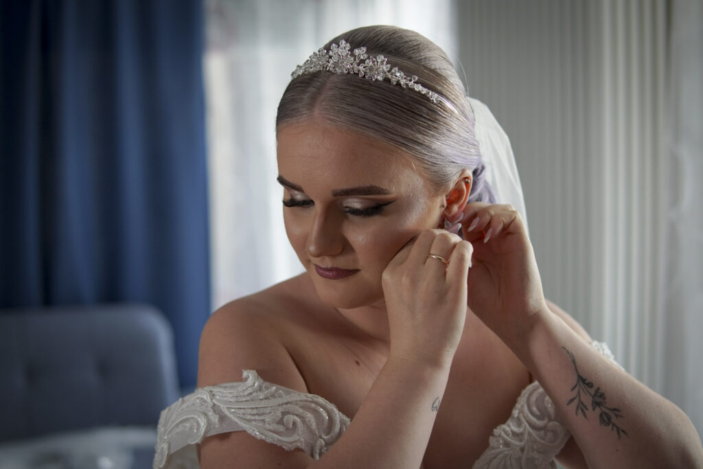 Braut bim Ohrringe anziehen - Hochzeitsfotografie am Bodensee