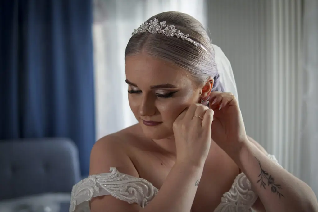 Braut bim Ohrringe anziehen - Hochzeitsfotografie am Bodensee
